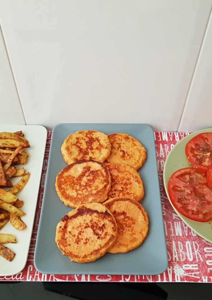 Una foto de Hamburguesa de pollo y zanahoria con patatas fritas y tomate