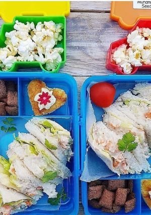A picture of Tuna and mayo sandwiches.