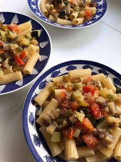 Una foto de Tortiglioni con pisto casero de verduritas