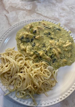 Una foto de Pollo a la crema verde