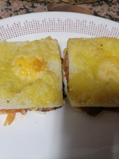 Una foto de Bikini de lomo y queso con huevo