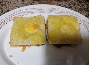 Una foto de Bikini de lomo y queso con huevo