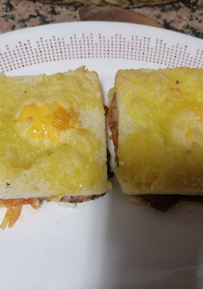 Una foto de Bikini de lomo y queso con huevo