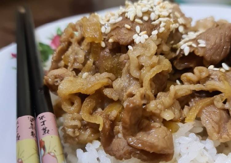 Bagaimana Menyiapkan Beef ala yoshinoya yang Lezat Sekali