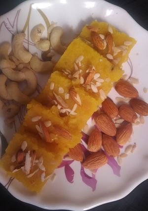 मूंगदाल की बर्फी (moong dal ki barfi recipe in Hindi) रेसिपी मुख्य फोटो