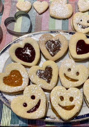 Foto di Biscotti di pasta frolla cuori innamorati