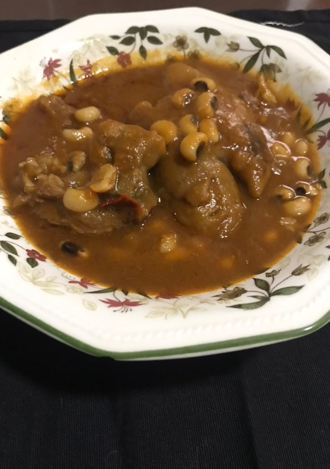 Una foto de Manitas de cerdo con alubias del Jerte