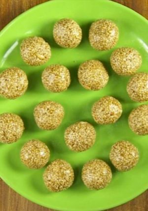 तिल के लडडू(til ke laddu recipe in hindi) रेसिपी मुख्य फोटो