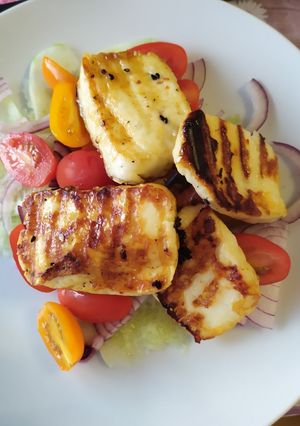 Zdjęcie przepisu Grillowany ser halloumi z warzywami.