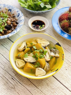 Hình của món Canh Bí Đỏ Nấu Nấm.