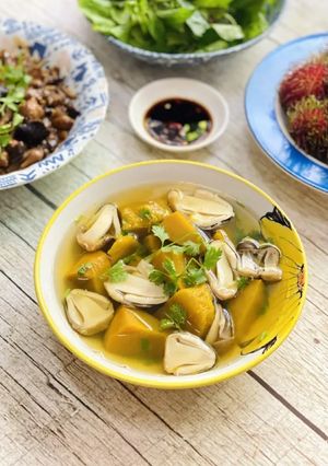 Hình của món Canh Bí Đỏ Nấu Nấm.