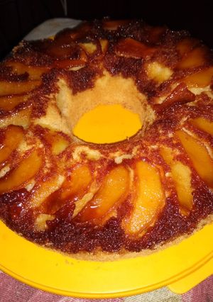Una foto de Torta invertida de pera y manzana