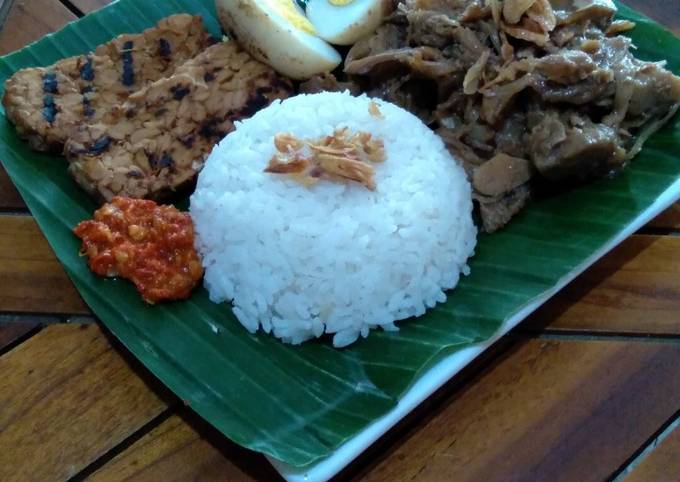 10.Nasi Gudek Telur dan Tempe Bakar