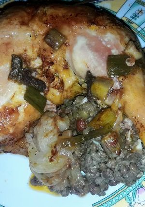Una foto de Pollo al horno con lentejas y verduras