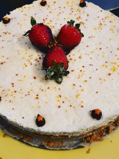 Una foto de Tarta de queso de lima y coco sin horno