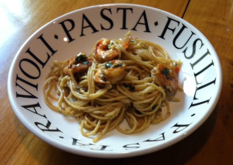 Spaghetti con camarones al whisky