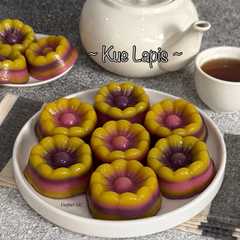 A picture of Kue lapis.