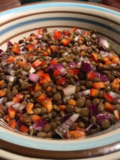 Una foto de Rápida y furiosa proteína(Colorida ensalada de lentejas)
