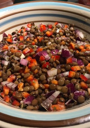 Una foto de Rápida y furiosa proteína(Colorida ensalada de lentejas)