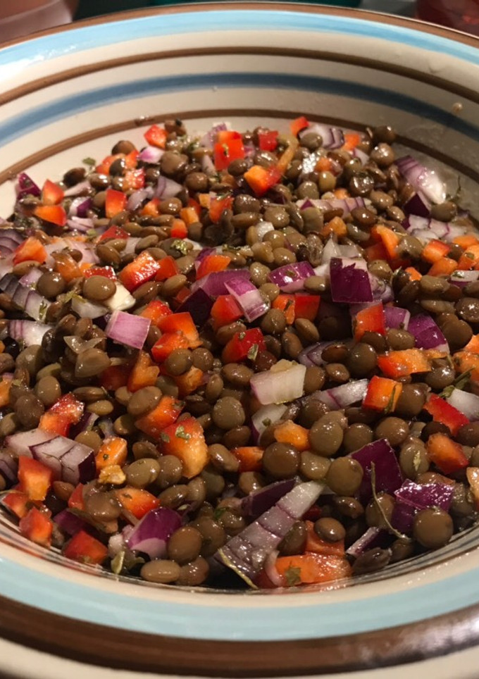 Una foto de Rápida y furiosa proteína(Colorida ensalada de lentejas)