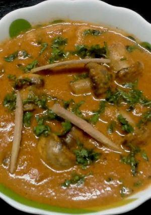 A picture of Mughlai mushroom curry.