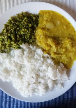 A picture of Cabbage Kootu and long beans curry.