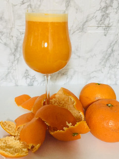 Una foto de Jugo de Mandarina Con miel 🍊🍊🍯🍯