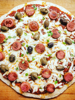Foto di Instant-pizza ai grani antichi con scamorza, olive e wurstel