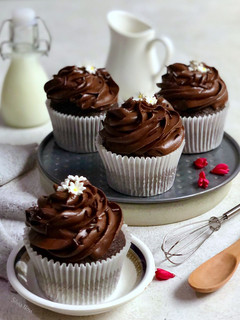 Foto resep Super Moist Chocolate Cupcakes - Simple & No Mixer