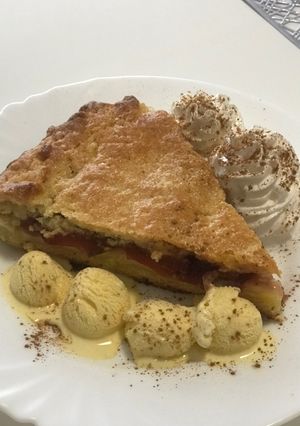 Vanília pudingos cseresznyepite vanília fagyival recept fotója