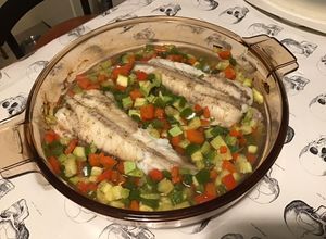 Une photo de Queues de lottes aux poivrons, courgette et bouillon d'anis