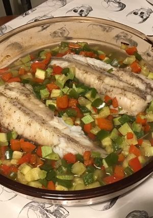Une photo de Queues de lottes aux poivrons, courgette et bouillon d'anis