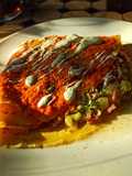 Crepas rellenas en salsa de tomate y eneldo