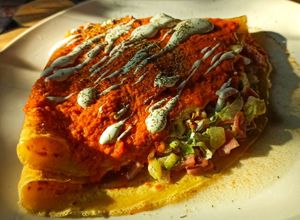 Una foto de Crepas rellenas en salsa de tomate y eneldo