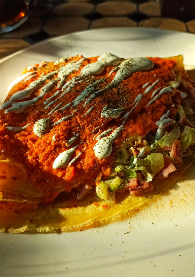 Una foto de Crepas rellenas en salsa de tomate y eneldo