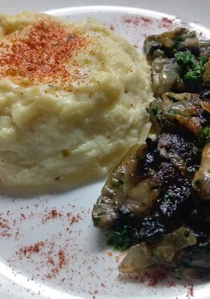 Una foto de Budincitos de queso con guarnición de champiñones