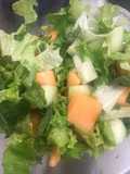 Ensalada de pepino, melón y lechuga