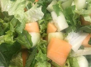Una foto de Ensalada de pepino, melón y lechuga