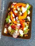 Ofenkürbis mit Kichererbsen und Salat