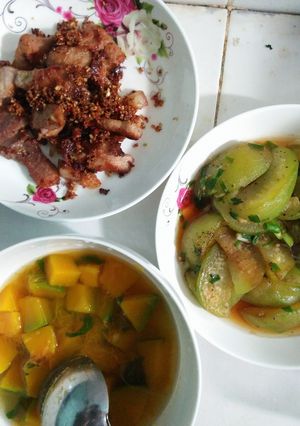 Hình của món Thịt chiên sả, dưa non xào, canh bí.