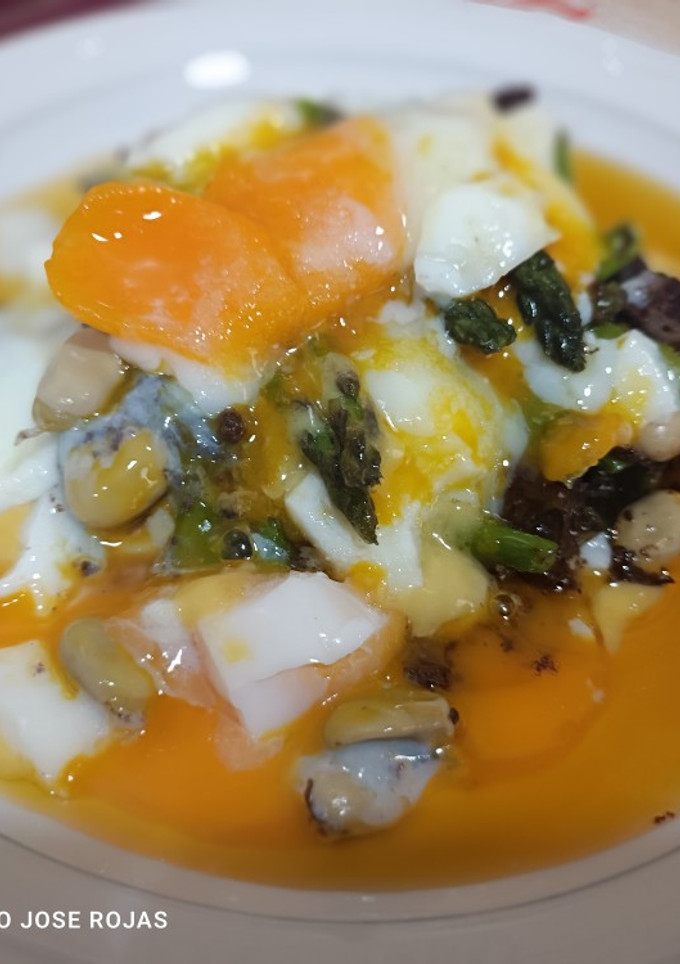 Una foto de Huevos con habitas confitadas, cebolla picante y espárragos