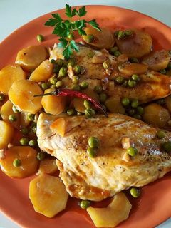 Una foto de Dorada con patatas al pimentón