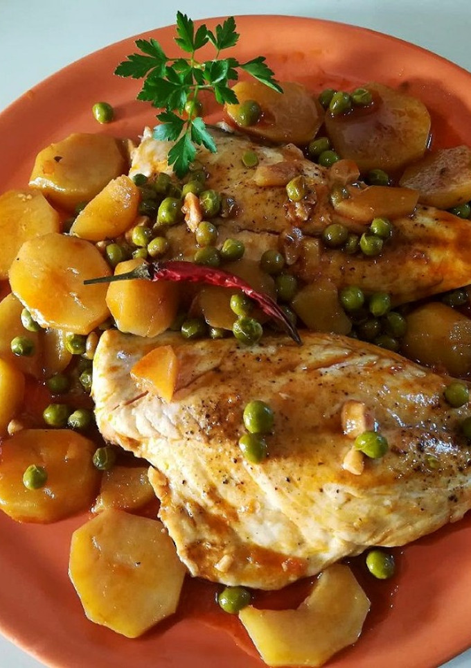 Una foto de Dorada  con patatas al pimentón