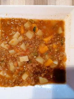 Una foto de Caldo de lentejas con verduras