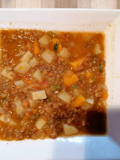Una foto de Caldo de lentejas con verduras