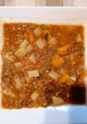 Una foto de Caldo de lentejas con verduras