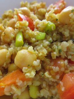 Una foto de Bulgur con verduras, semillas de sésamo y Agua de Mar