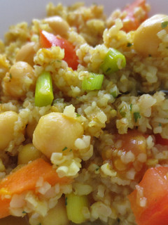 Una foto de Bulgur con verduras, semillas de sésamo y Agua de Mar