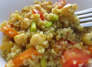 Una foto de Bulgur con verduras, semillas de sésamo y Agua de Mar