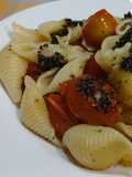 Pasta con tomates cherry y albahaca
